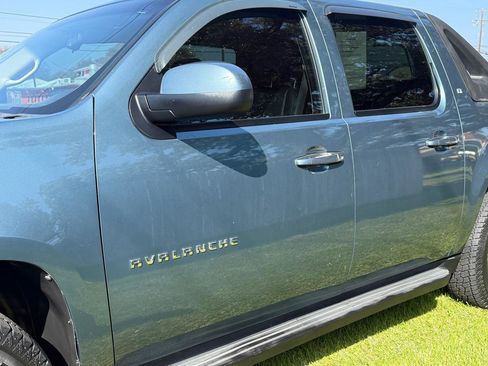Used 2010 Chevrolet Avalanche LT image 32