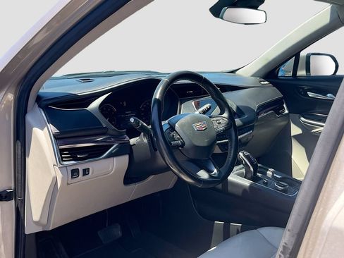 Used 2022 Cadillac XT4 Luxury w/ Cold Weather Package FWD image 9