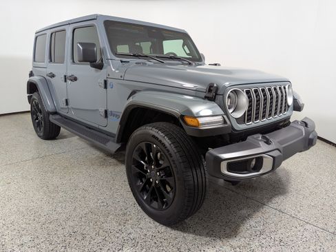 Used 2025 Jeep Wrangler Sahara AWD/4WD image 1