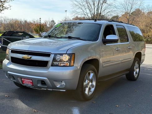 Used 2013 Chevrolet Suburban LT image 1