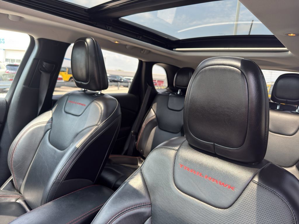 Used 2019 Jeep Cherokee Trailhawk AWD/4WD image 28