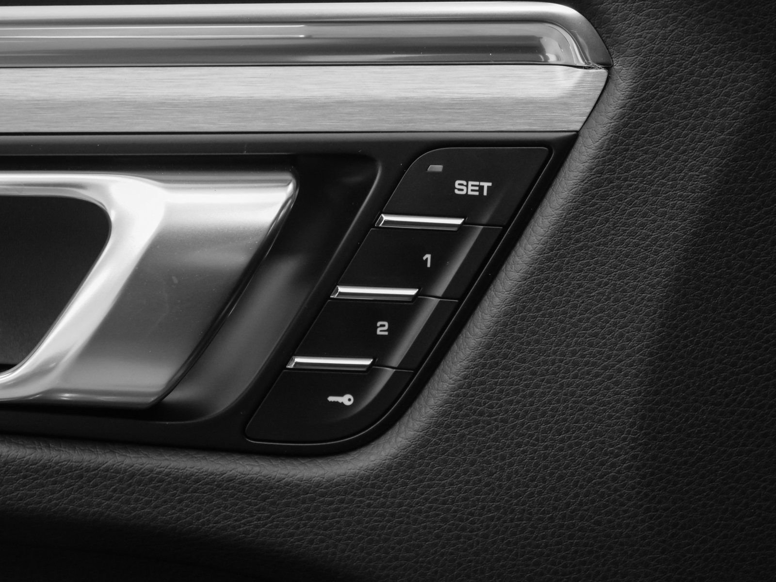 Certified 2025 Porsche Macan AWD/4WD image 24