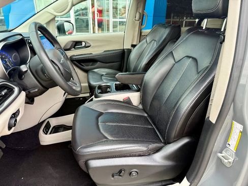 Used 2023 Chrysler Pacifica Touring-L image 11