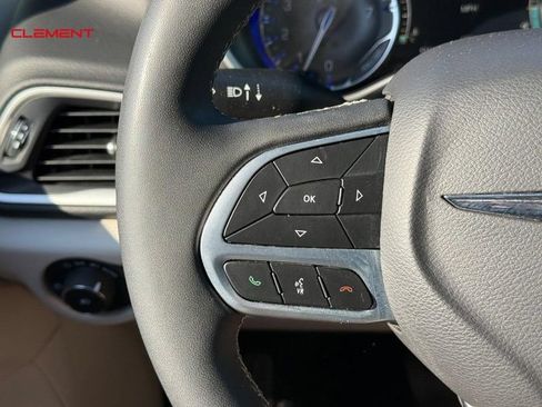 Used 2024 Chrysler Pacifica Touring-L FWD image 24