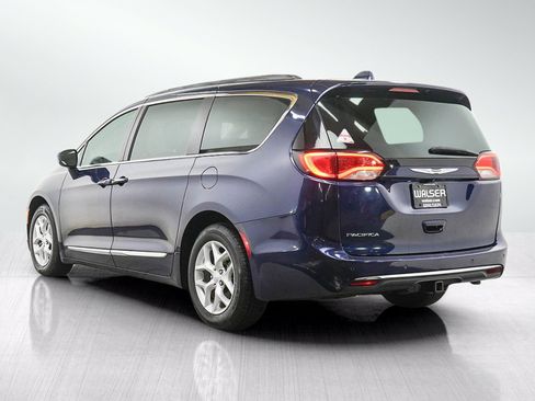 Used 2017 Chrysler Pacifica Touring-L FWD image 3