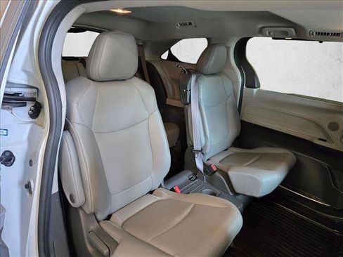 Used 2021 Toyota Sienna XLE FWD image 21