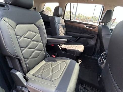 Used 2025 Volkswagen Atlas SE w/ Panoramic Sunroof Package image 7