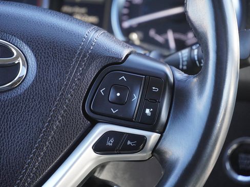 Used 2018 Toyota Highlander XLE image 32