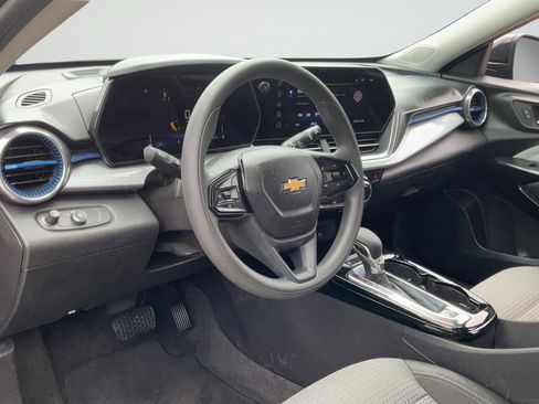 Used 2025 Chevrolet Trax LT FWD image 25