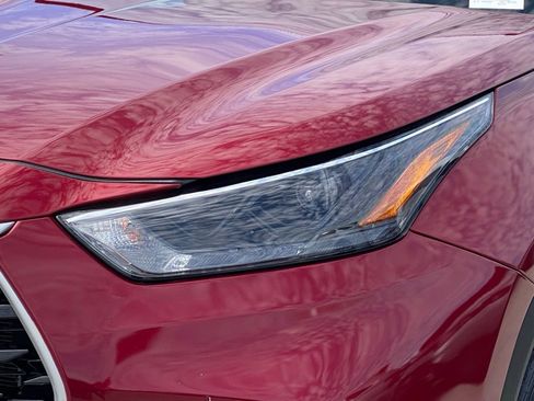 Used 2022 Toyota Highlander XLE AWD/4WD image 8