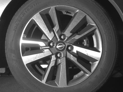 Used 2025 Nissan Versa SV image 13