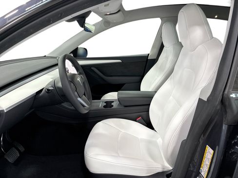 Certified 2023 Tesla Model Y AWD image 9