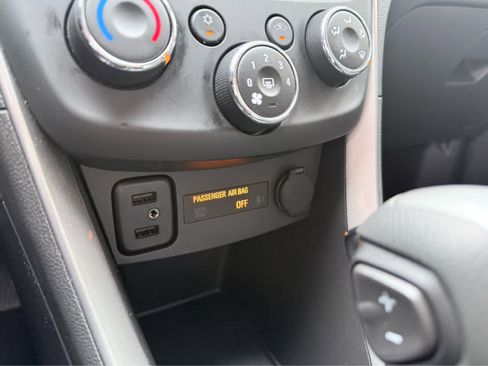 Used 2022 Chevrolet Trax LT w/ LT Convenience Package image 26