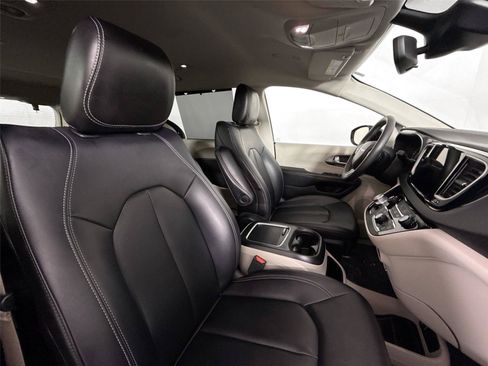 Used 2024 Chrysler Pacifica Touring-L FWD image 38