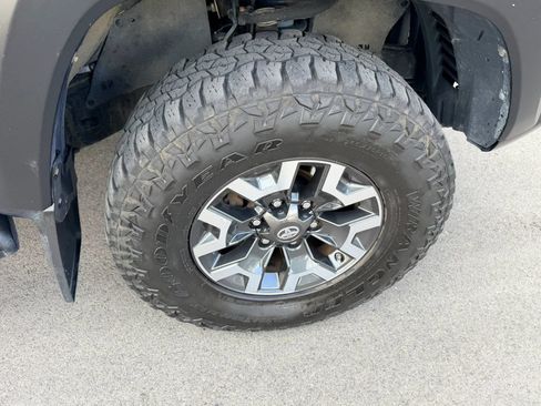 Used 2019 Toyota Tacoma TRD Off-Road AWD/4WD image 17