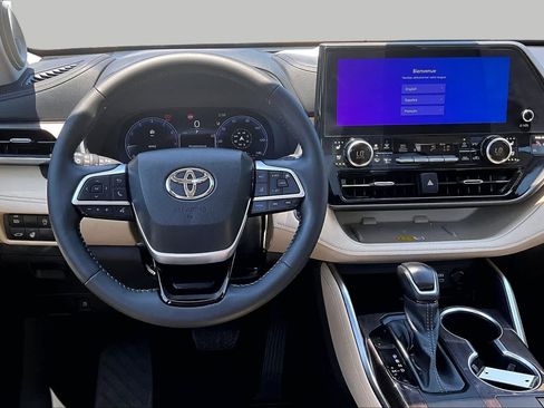 Used 2023 Toyota Highlander Limited FWD image 6