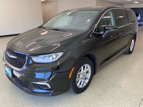 Used 2023 Chrysler Pacifica Touring-L image 1