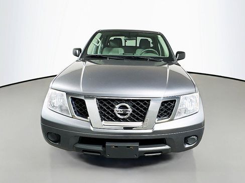 Used 2019 Nissan Frontier SV image 2