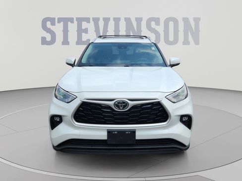 Used 2022 Toyota Highlander XLE AWD/4WD image 8