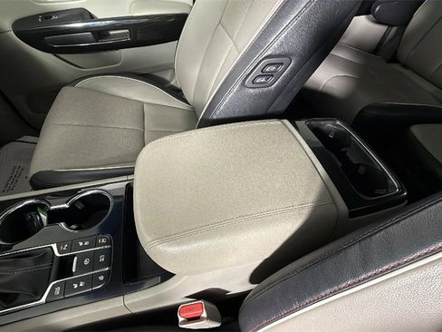 Used 2019 Kia Sedona SX image 25