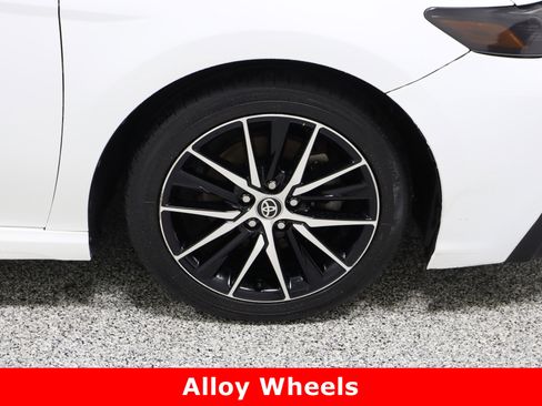 Used 2023 Toyota Camry SE image 5