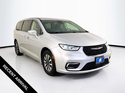 Used 2022 Chrysler Pacifica Touring-L