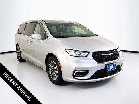 Used 2022 Chrysler Pacifica Touring-L FWD image 1