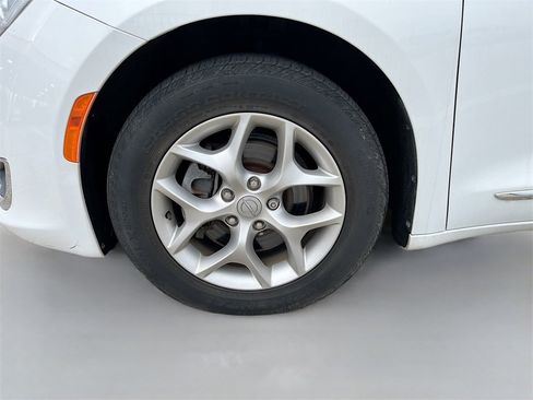 Used 2019 Chrysler Pacifica Touring-L Plus w/ Tire & Wheel Group image 33