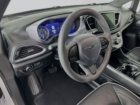 Used 2025 Chrysler Pacifica Limited FWD image 25