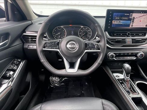 Used 2024 Nissan Altima 2.5 SR w/ SR Premium Package FWD image 6