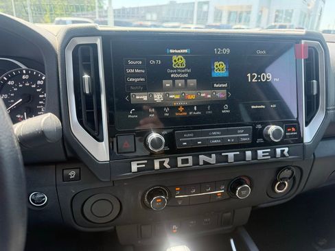 Used 2025 Nissan Frontier SV image 17