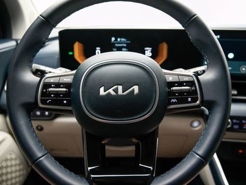 Used 2025 Kia Carnival EX FWD image 9