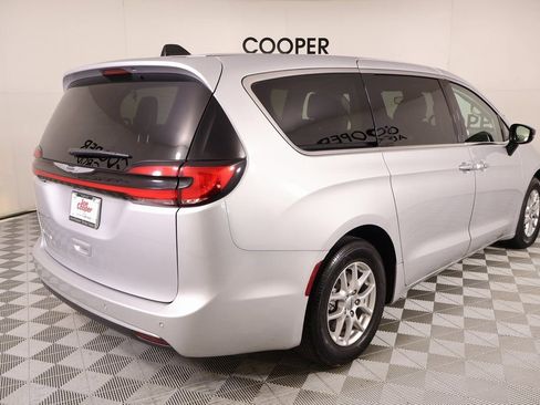 Used 2024 Chrysler Pacifica Touring-L image 21