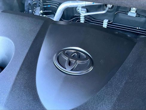 Used 2021 Toyota RAV4 XLE w/ Convenience Package image 31