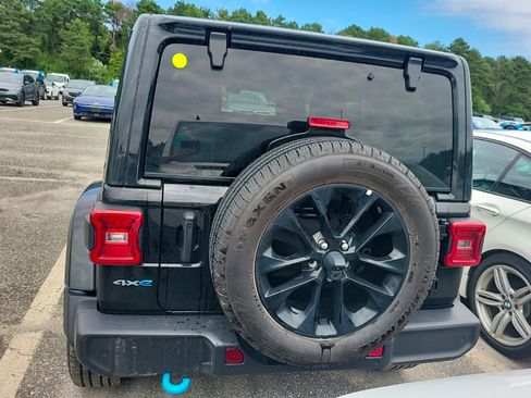 Used 2024 Jeep Wrangler Unlimited Sahara w/ Technology Group AWD/4WD image 2