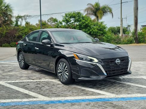 Used 2025 Nissan Altima 2.5 SV w/ SV Premium Package FWD image 7