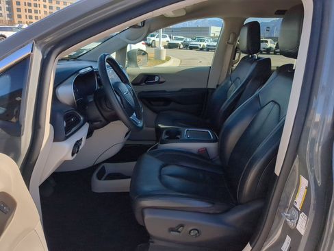 Used 2022 Chrysler Pacifica Touring-L image 23