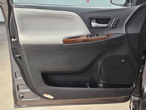 Used 2018 Toyota Sienna Limited image 20