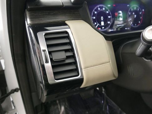 Used 2019 Land Rover Discovery HSE image 14