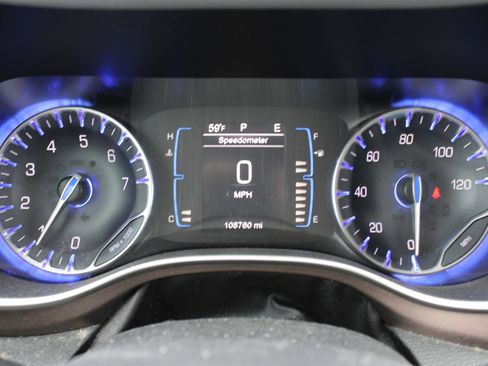 Used 2017 Chrysler Pacifica Touring-L image 35