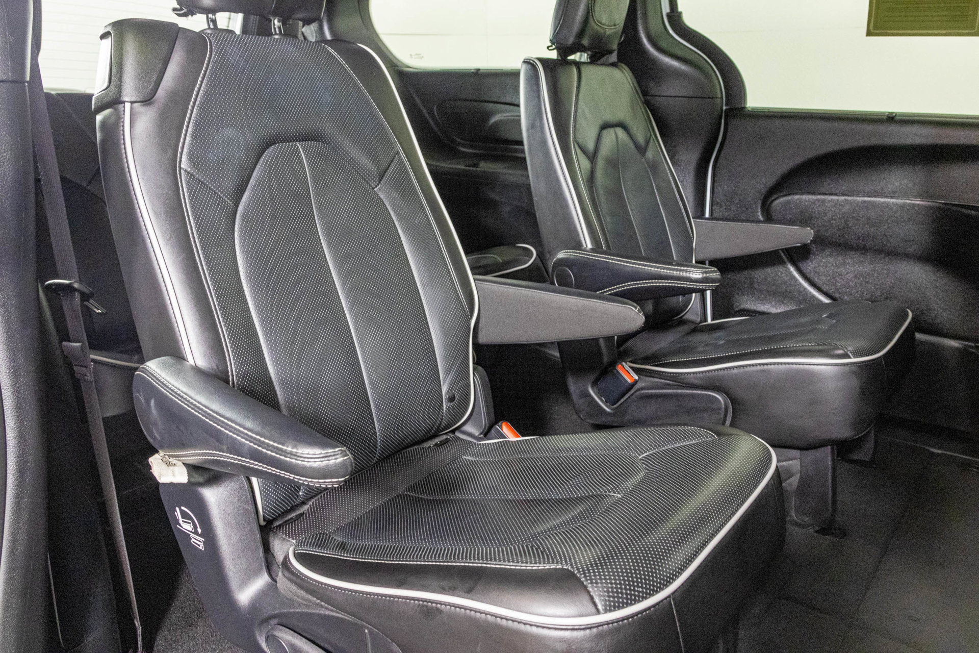 Used 2025 Chrysler Pacifica Limited FWD image 42