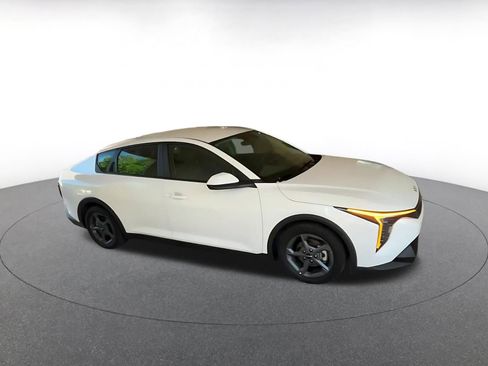 Used 2025 Kia K4 LXS FWD image 2