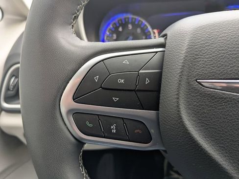 Used 2023 Chrysler Pacifica Touring-L image 19