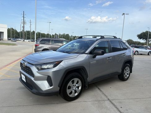 Used 2019 Toyota RAV4 LE w/ Carpet Mat Package FWD image 4