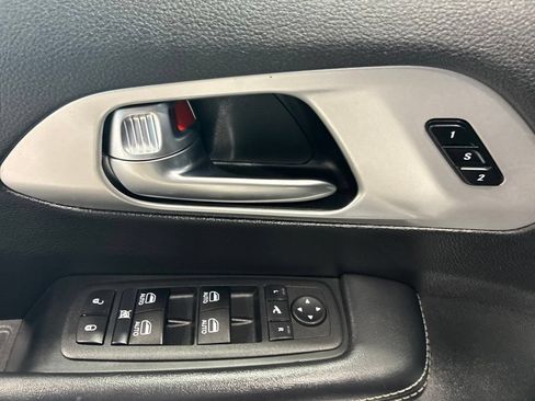 Used 2025 Chrysler Pacifica Limited FWD image 18
