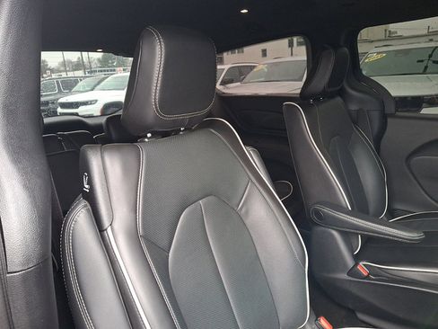 Used 2023 Chrysler Pacifica Limited w/ S Appearance Package image 15