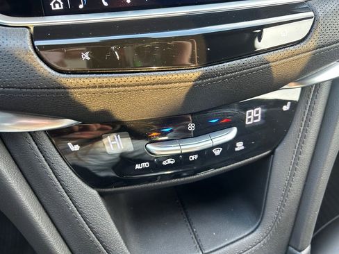 Used 2025 Cadillac XT6 Luxury image 30