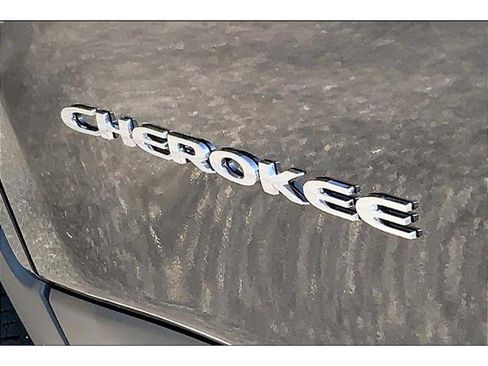 Used 2022 Jeep Cherokee Latitude Lux w/ Sun & Sound Group FWD image 31