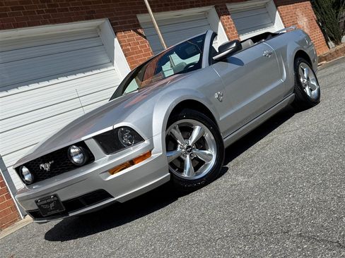 Used 2009 Ford Mustang GT RWD image 7