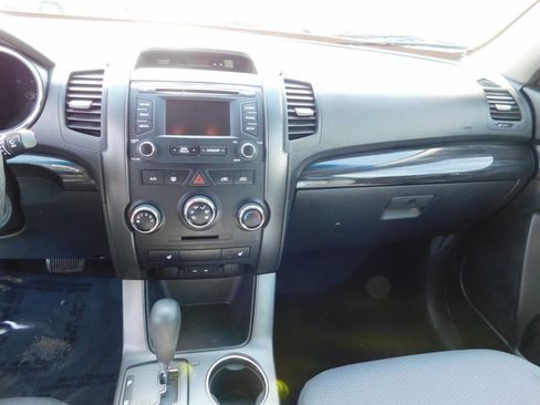 Used 2013 Kia Sorento LX w/ Convenience Pkg FWD image 8